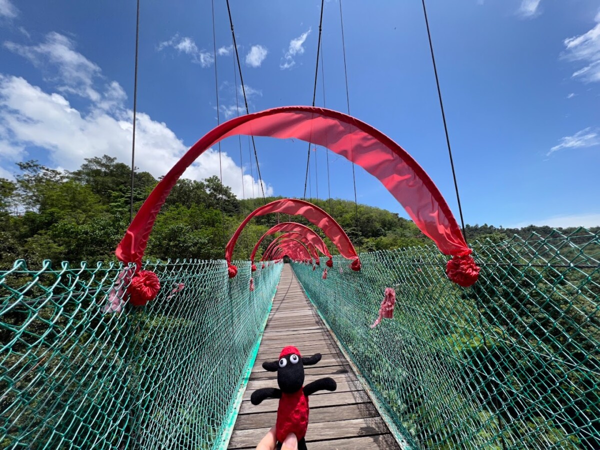 Ada jambatan gantung untuk korang ambil gambar cantik!