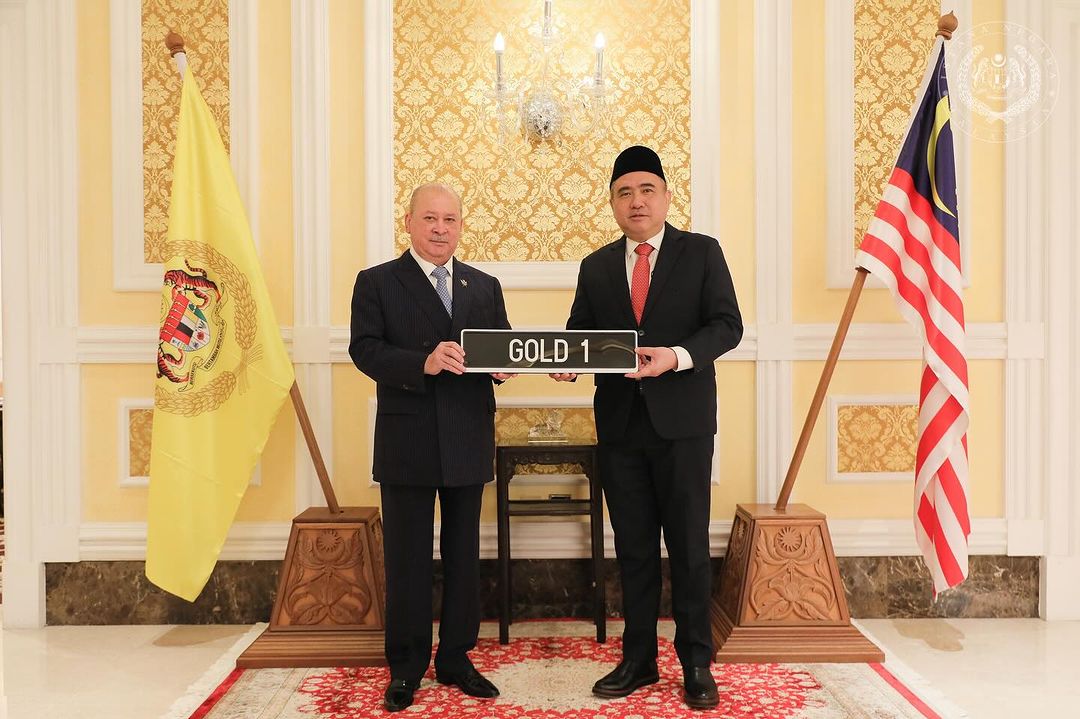 Plat bersiri GOLD 1 bernilai RM1.5 Juta dibida oleh Baginda Sultan Ibrahim Iskandar