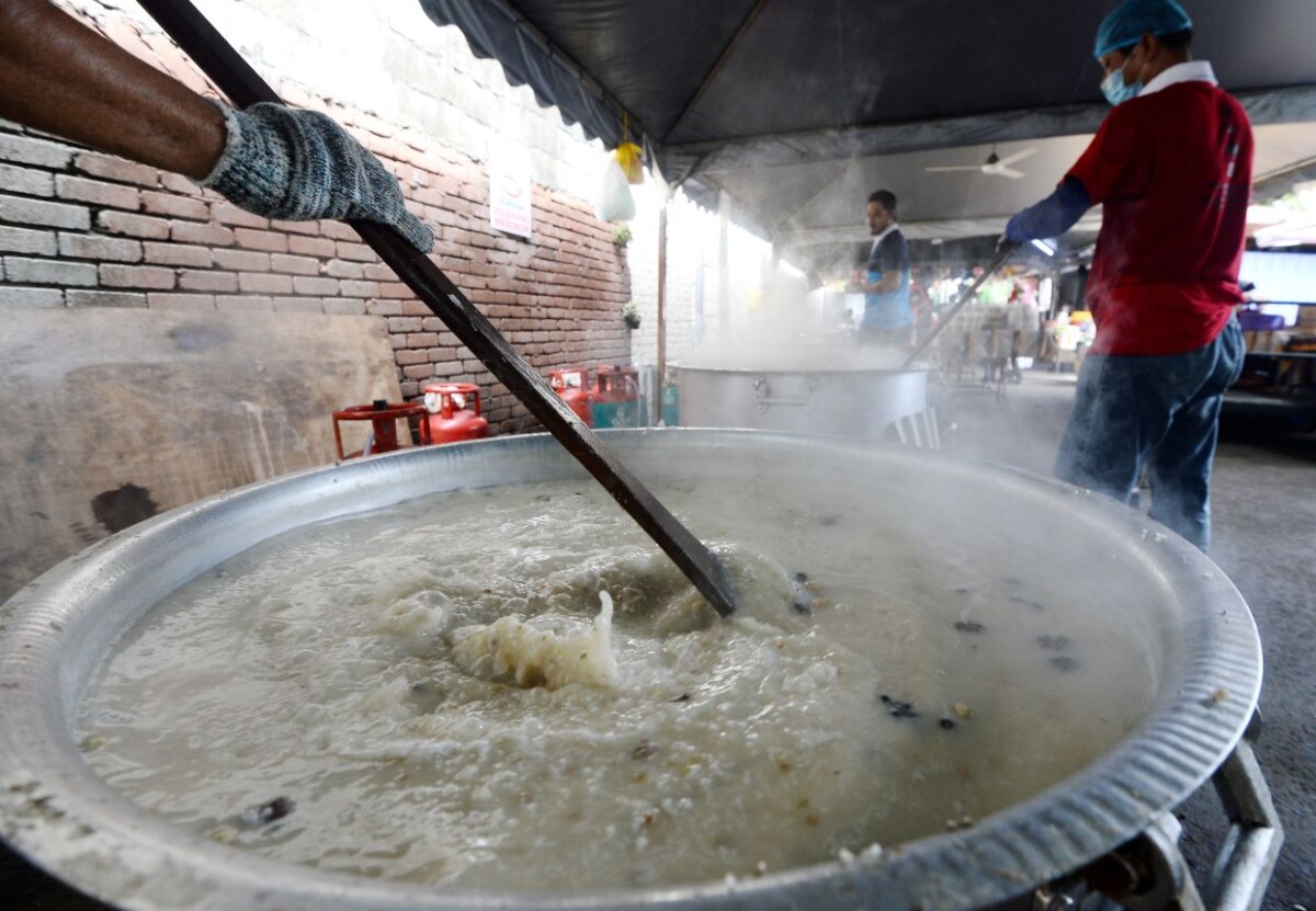 Ia dikatakan bubur lambuk terhasil di Kampung Baru, KL