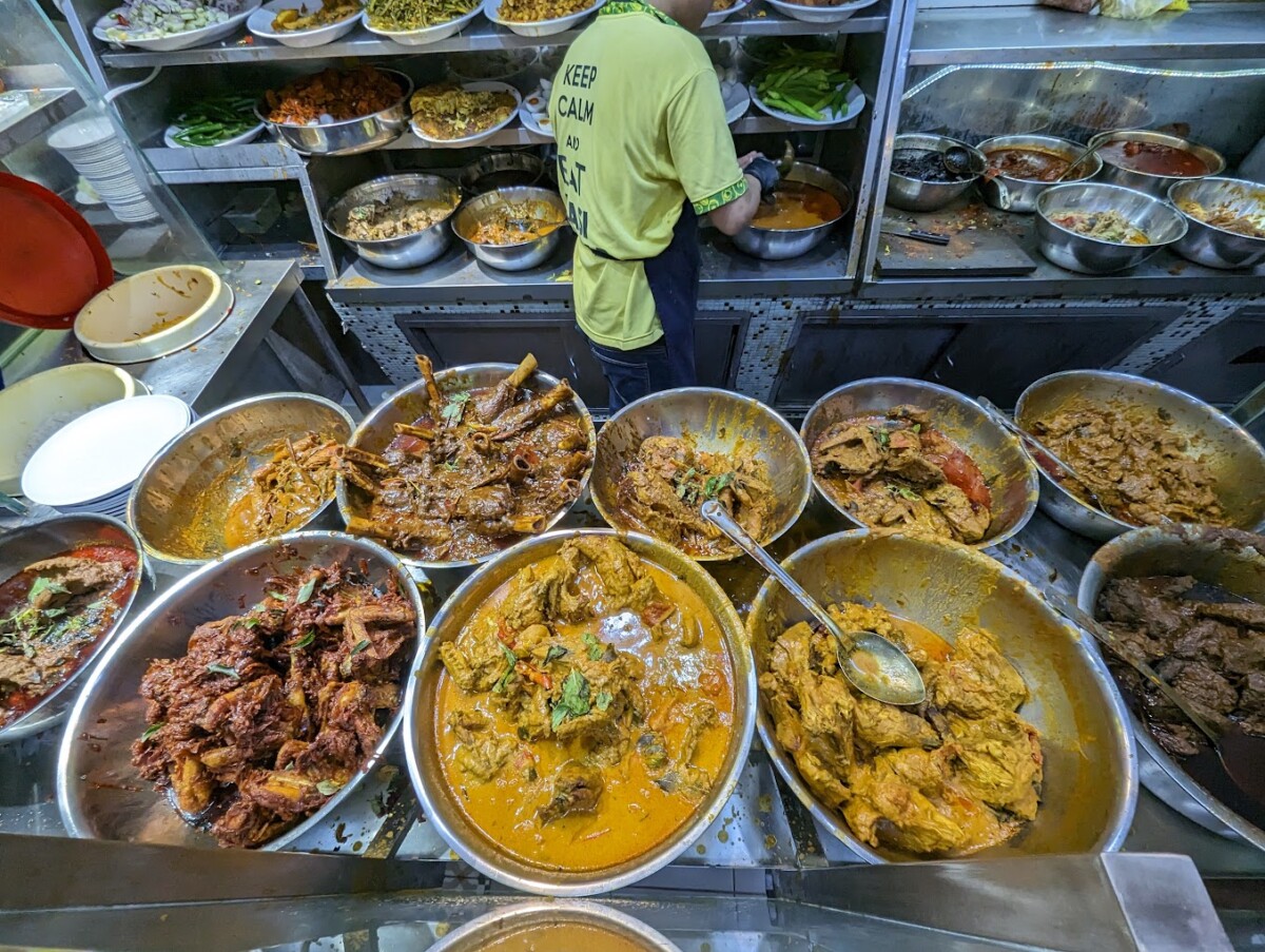 Lihat sahaja aneka pilihan kari yang ada. Terliur lihatnya