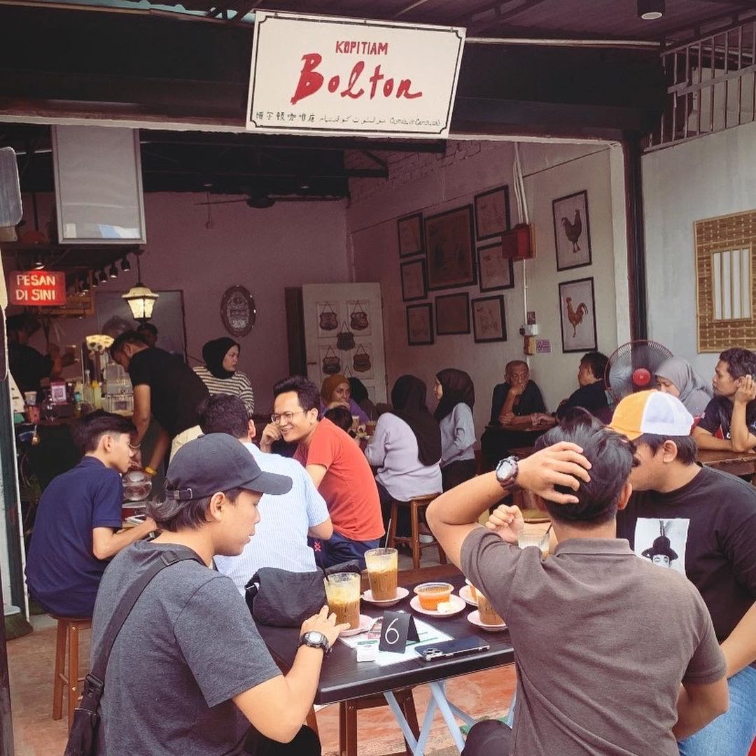 Selesai berjalan di Batu Caves, singgah ke kopitiam comel ini
