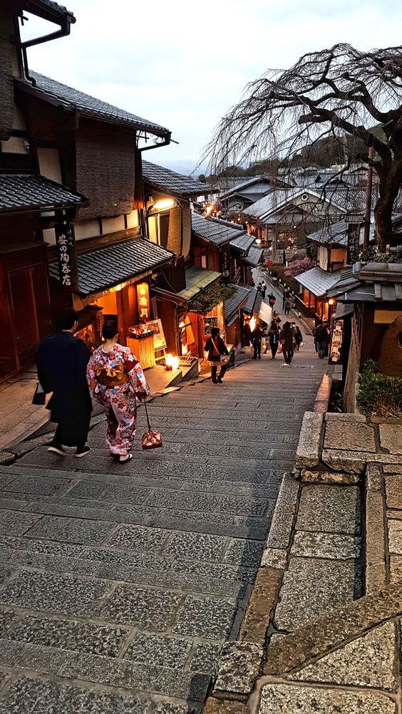 Habiskan masa dengan berjalan di sekitar bandar ini
