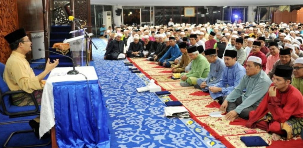 Hadir ceramah dapat banyak belajar hukum hakam dengan lebih mendalam