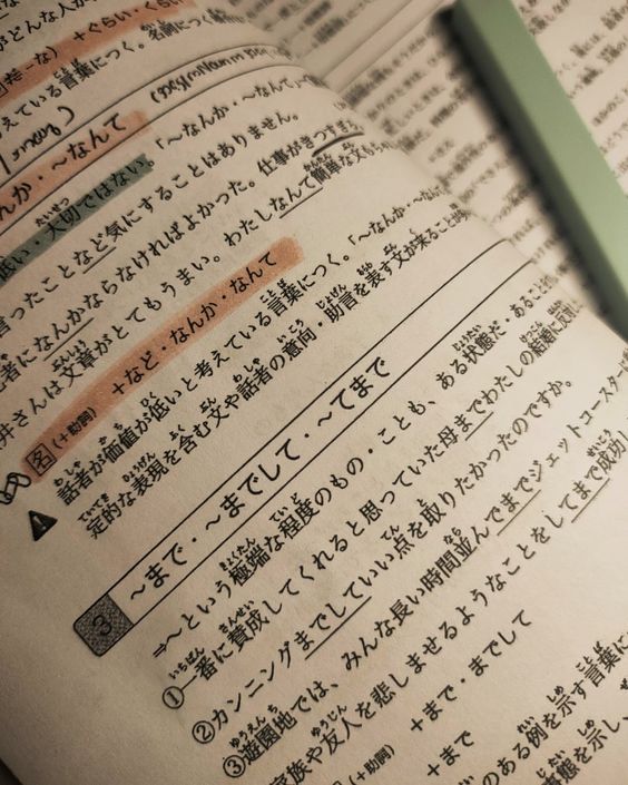 Ia juga menggunakan simbol seperti bahasa Mandarin