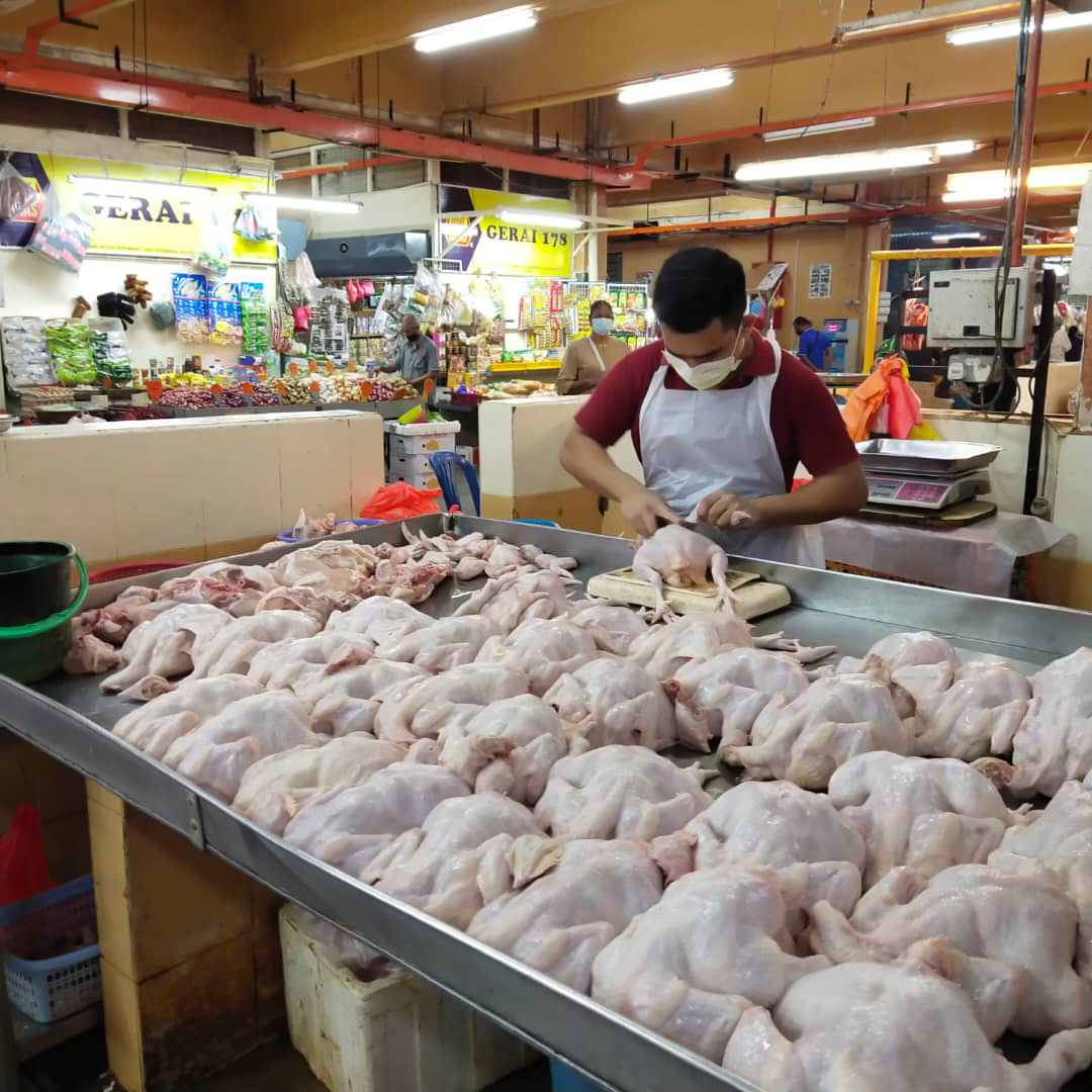 Harga murah menyebabkan ramai orang tempatan gemar makan ayam