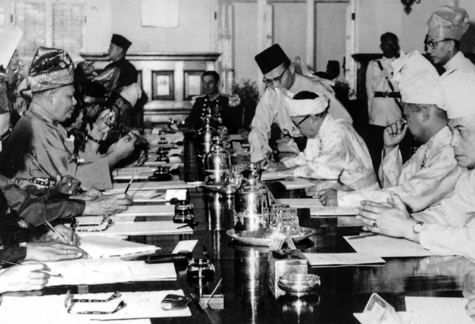 Gambar Hiasan Raja-raja Melayu menandatangani surat