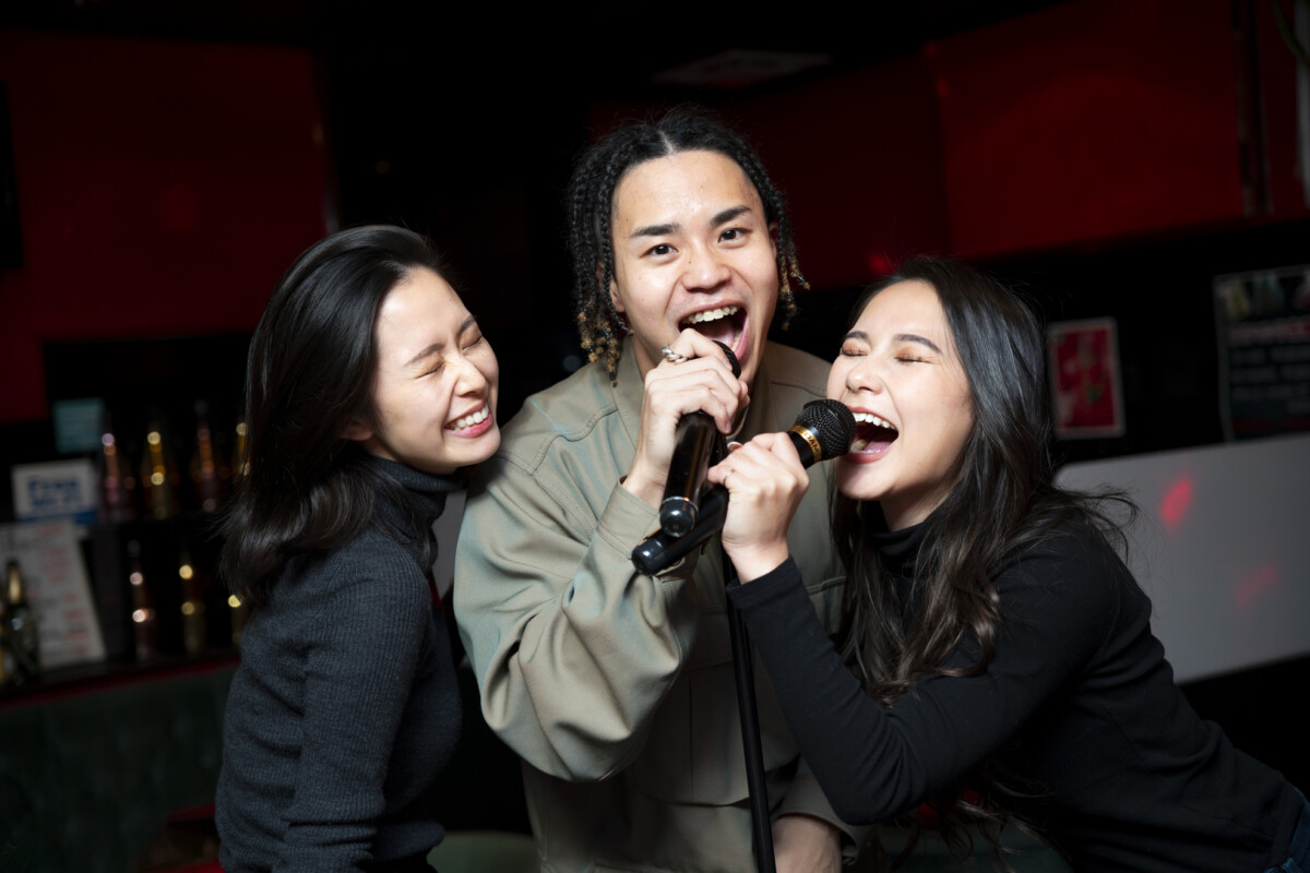 Semua orang gemar karaoke sebab dapat menyanyi sepuas-puasnya kan?