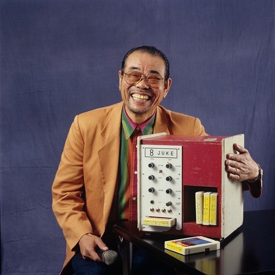 Daisuke Inoue bersama mesin pertama karaoke yang dicipta olehnya