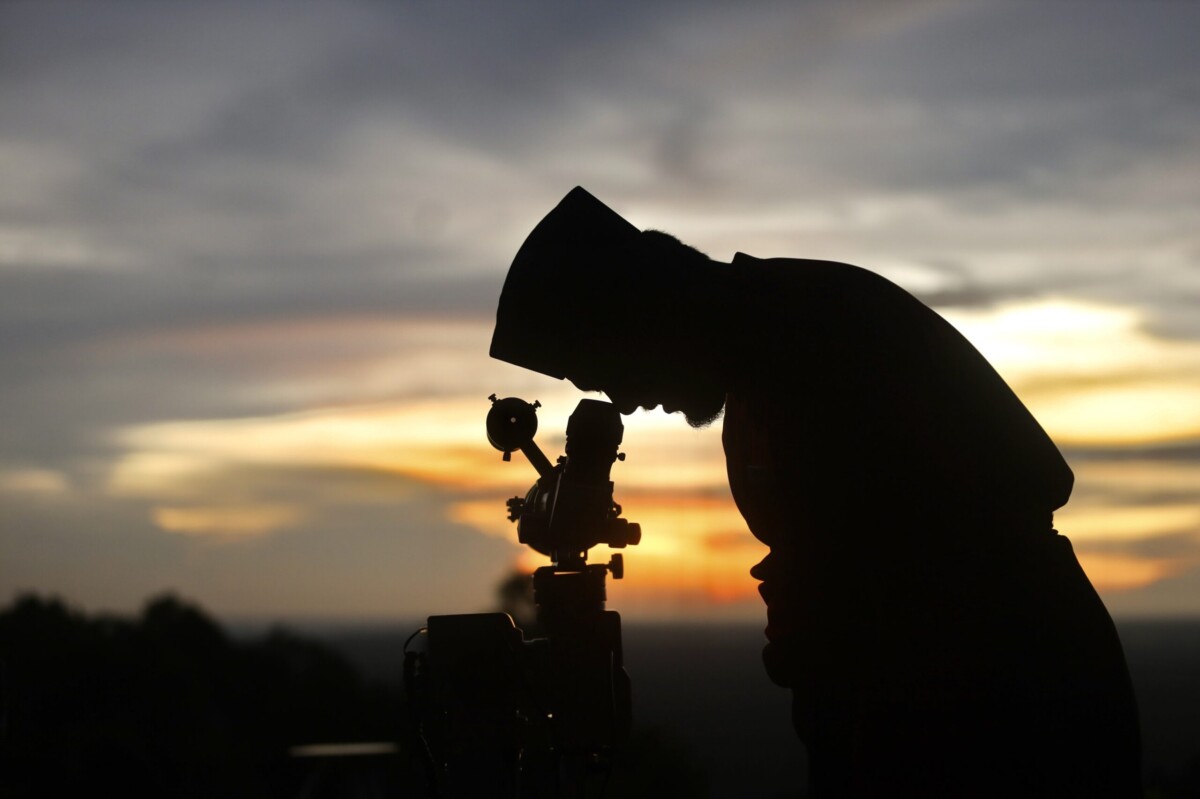 Malaysia menggunakan cara hisab dan rukyah untuk mendapat keputusan lebih tepat