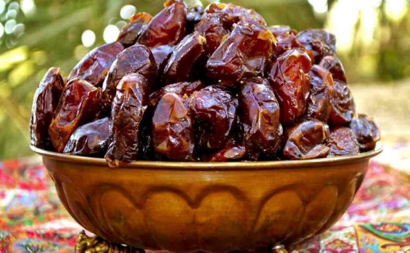 Teksturnya sahaja menunjukkan betapa lembapnya buah kurma ini