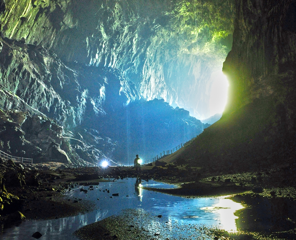 Haa.. banyak gua dan formasi batu kapur yang cantik di sini