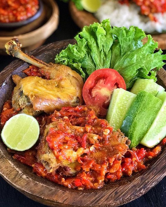 Akan ada sambal untuk memberi rasa pedas!