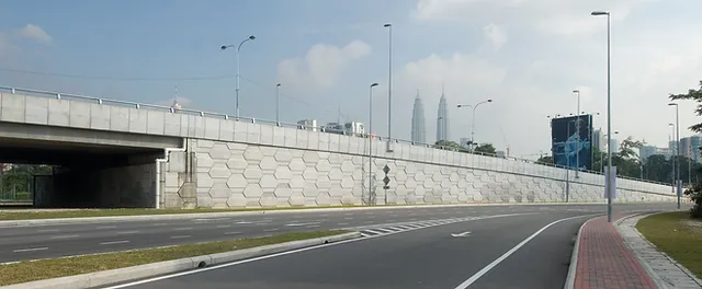 Setiap kali korang memandu mesti perasan dinding bentuk ini kan?