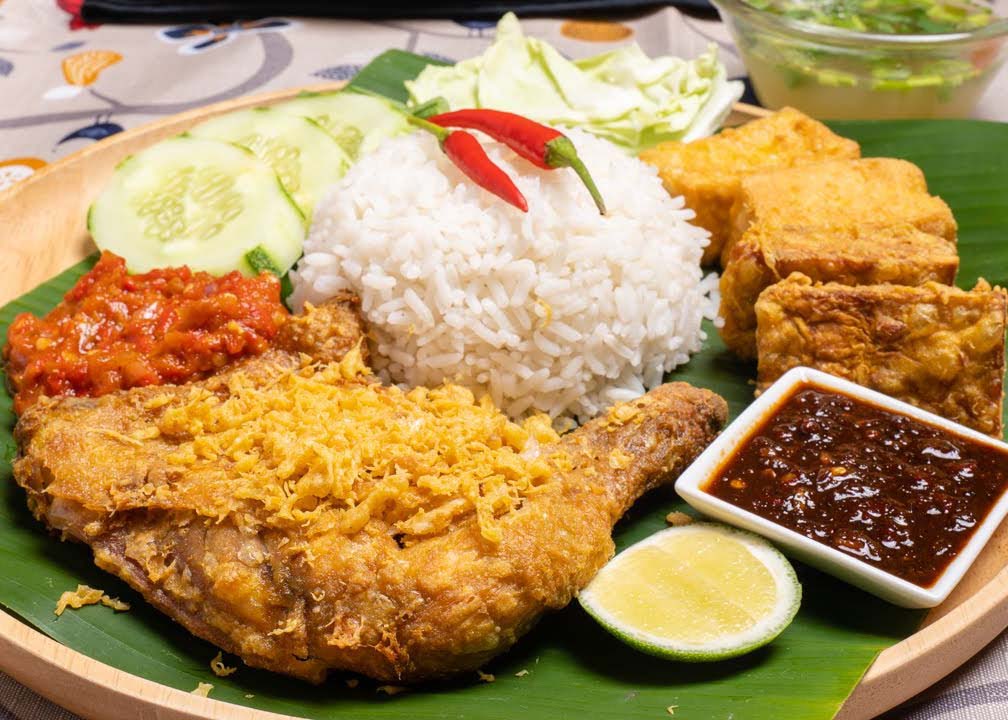Nasi ayam penyet amat popular dalam negara kita