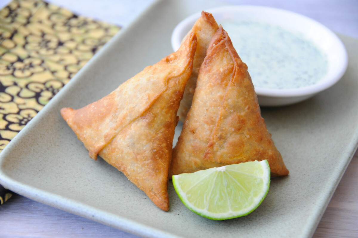 Contoh pengaruh luar seperti Samosa turut popular di negara itu