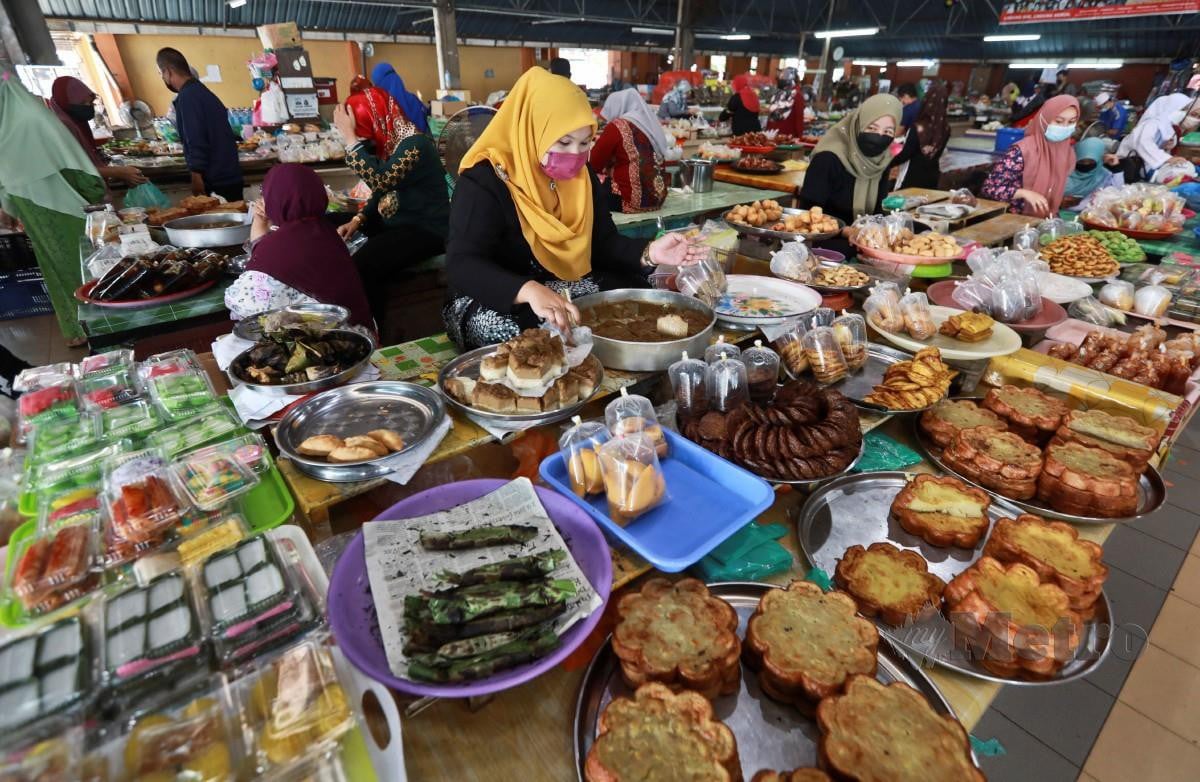 Meriah betul kalau lihat kuih tradisional ada di pantai timur