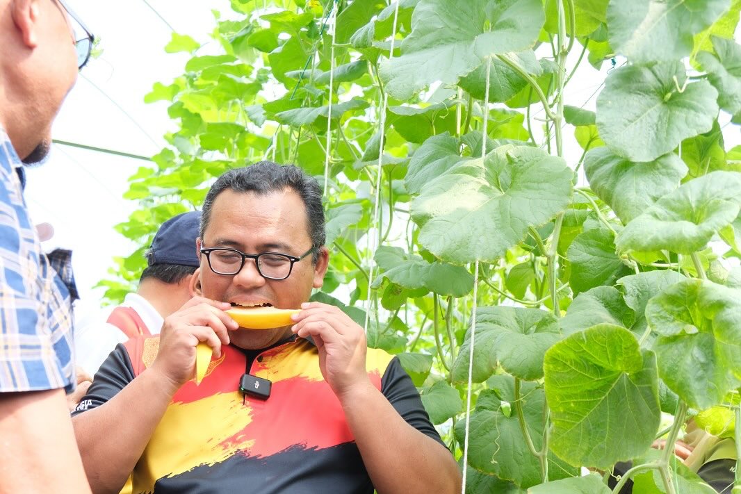 Menteri Besar Selangor sedang menikmati kemanisan buah melon