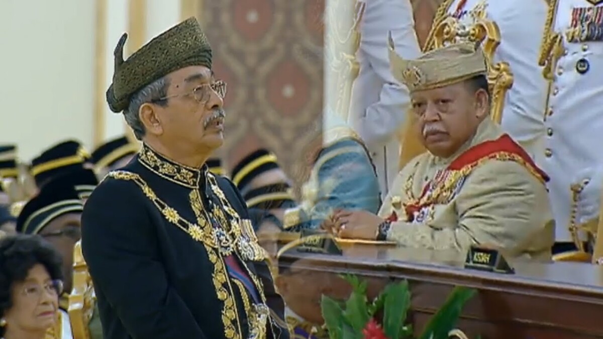 Korang dapat cam tak siapa lelaki memakai baju hitam tersebut