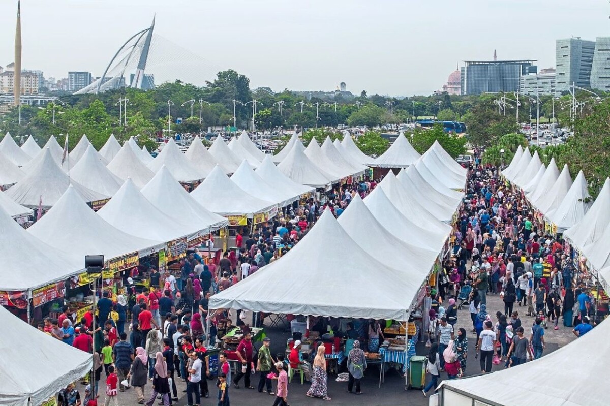 Kalau di negara kita cukup terkenal dengan bazar ramadan kan?