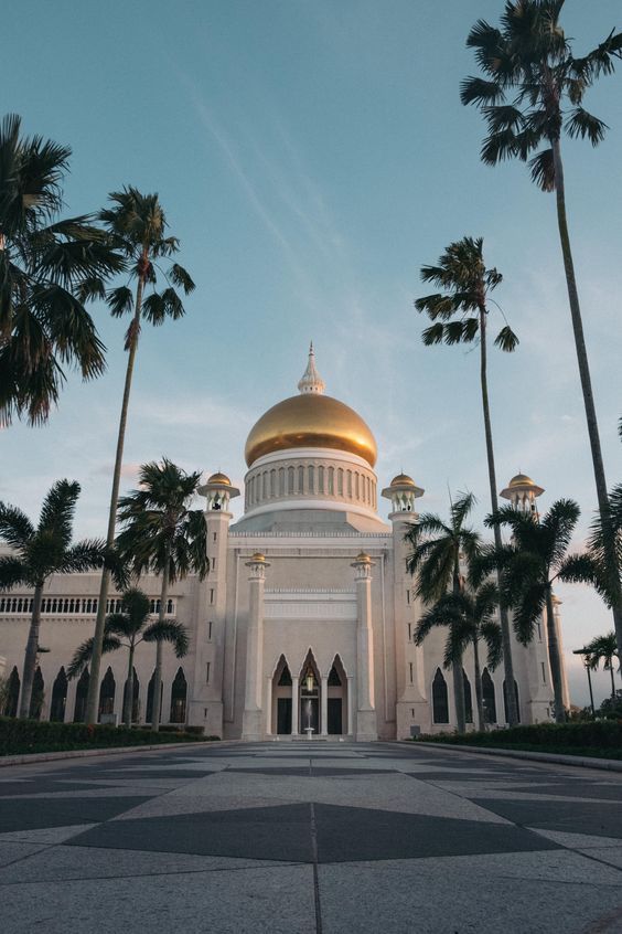 Kalau di Brunei memang terkenal dengan istana dan masjid