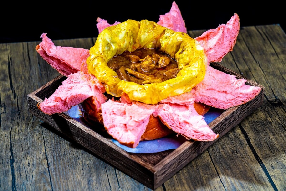 Roti diperbuat dari buah naga dicicah dengan kuah kari sedap betul!