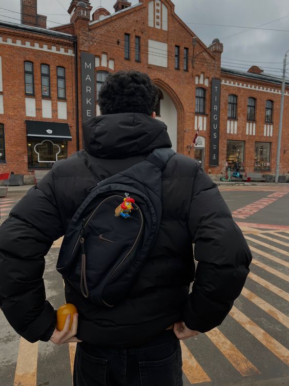 Dapat elak letak semua benda dalam poket seluar pulak tu