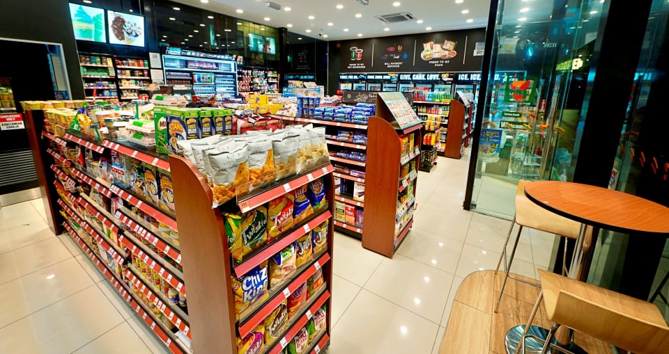 Topup makanan & minuman di kedai serbaneka sebelum berjalan tu dulu!