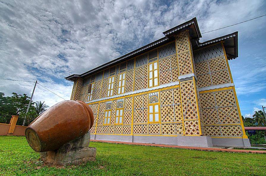 Perasan tak warna masjid ni sama macam bendar negeri Perak?