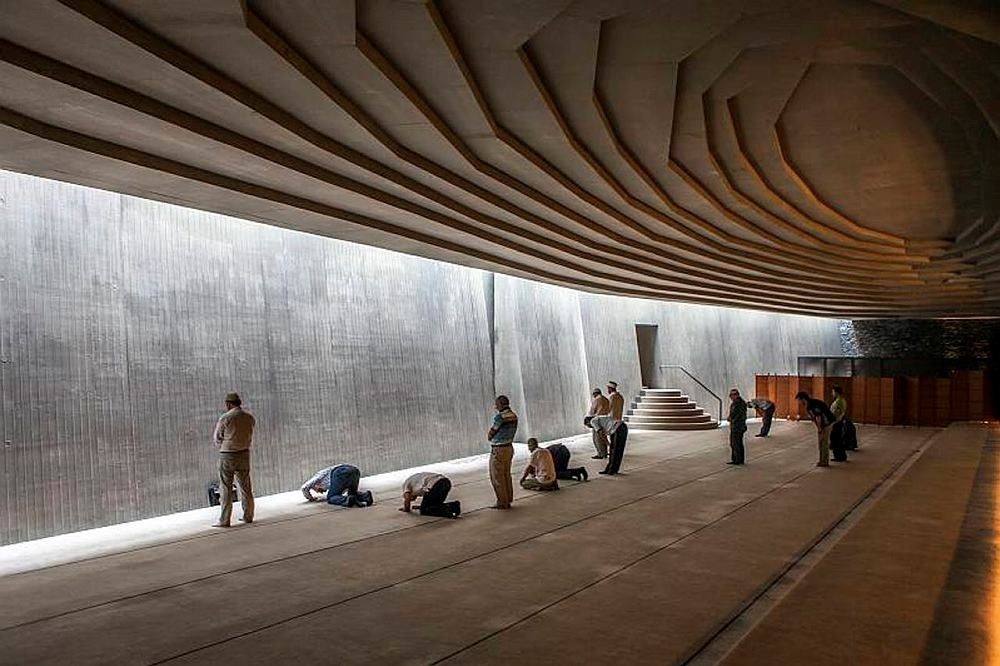 Bahagian dalam dibina seperti gua untuk menghasilkan kesan emosi lebih dramatik ketika melakukan ibadah