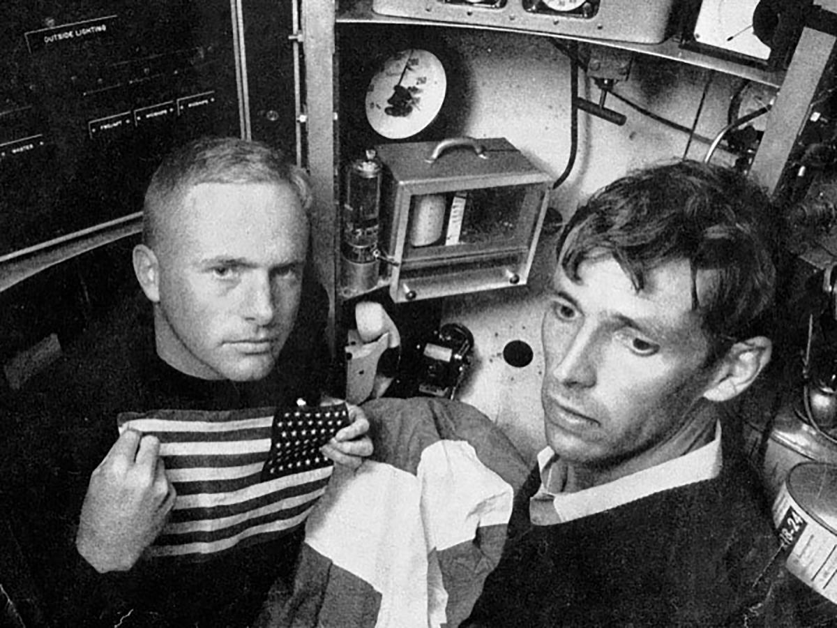 Jacques Piccard and Navy Lt. Don Walsh menjadi orang pertama yang menerokai Challenger Deep, bahagian paling dalam