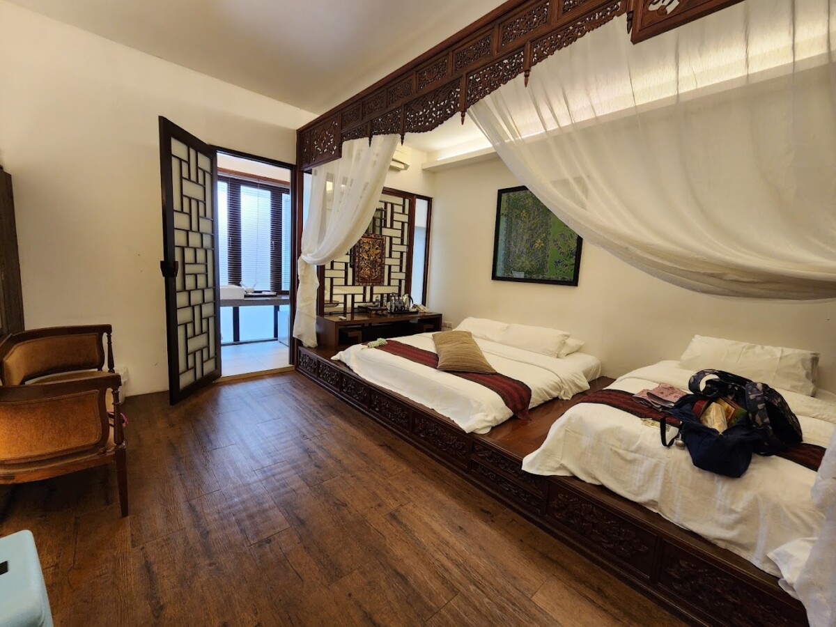 Haa.. biliknya pun masih mengekalkan tingkap gaya lama