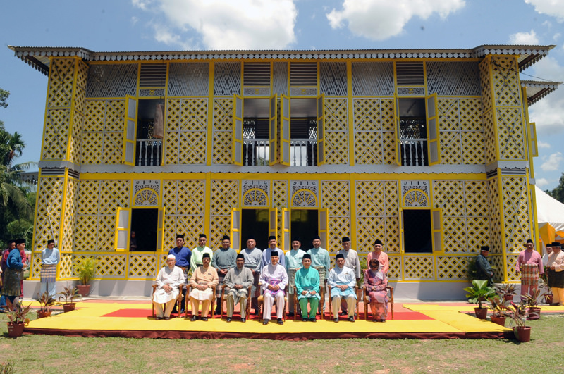 Dipenuhi dengan banyak motif dan ukiran Melayu menghasilkan sebuah bangunan unik