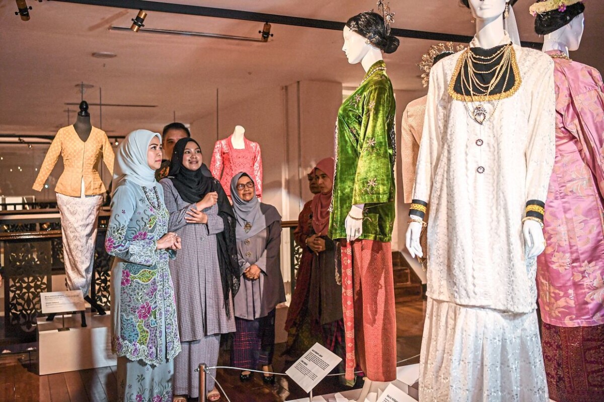 Baju Kebaya merupakan satu simbol kepada budaya, seni dan kecantikkan