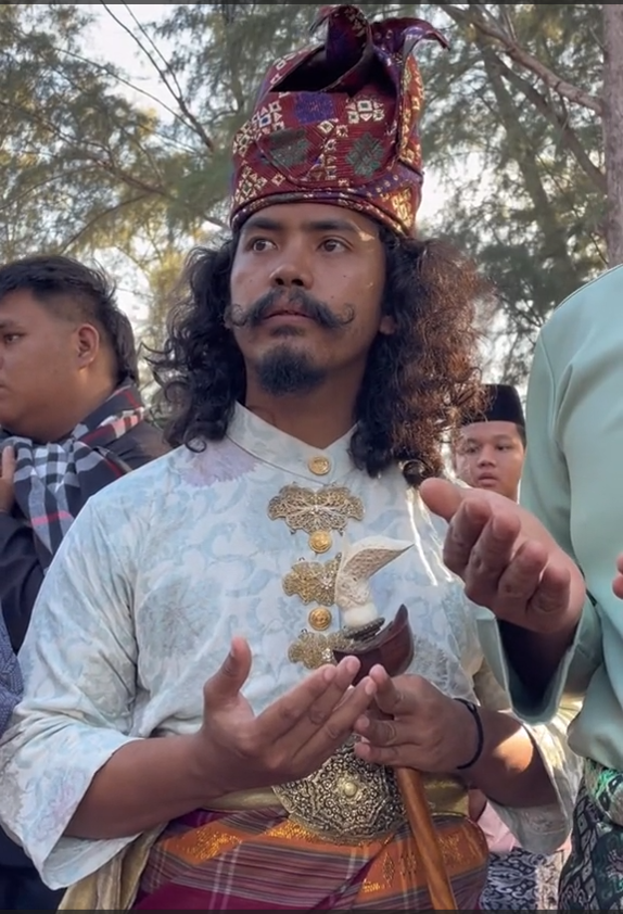 Masing-masing memperagakan pakai tradisional penuh dengan hiasan teliti