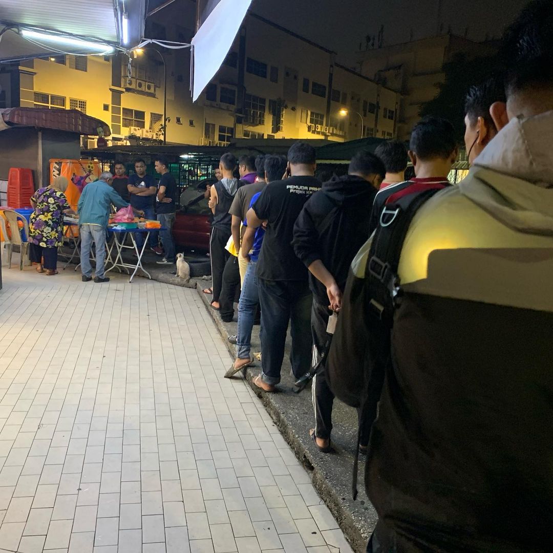 Disebabkan ramai pelanggan, Rahmah berniaga selama 2 jam sahaja