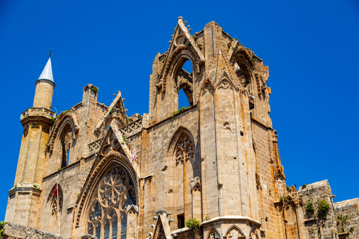 Asalnya sebuah Katedral diubah menjadi masjid tetapi masih kekal elemen katedral tersebut