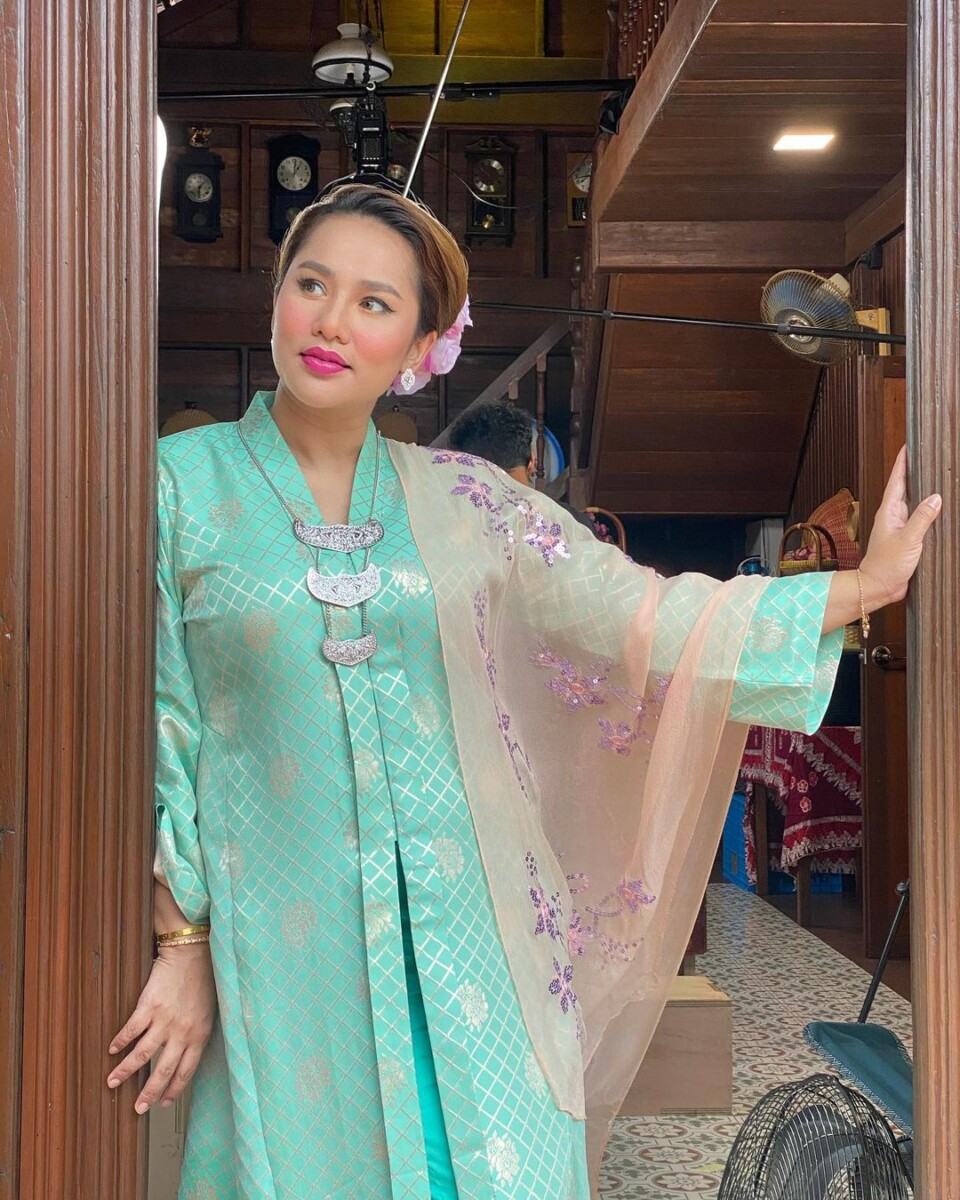 Ini rupa baju belah kebaya panjang