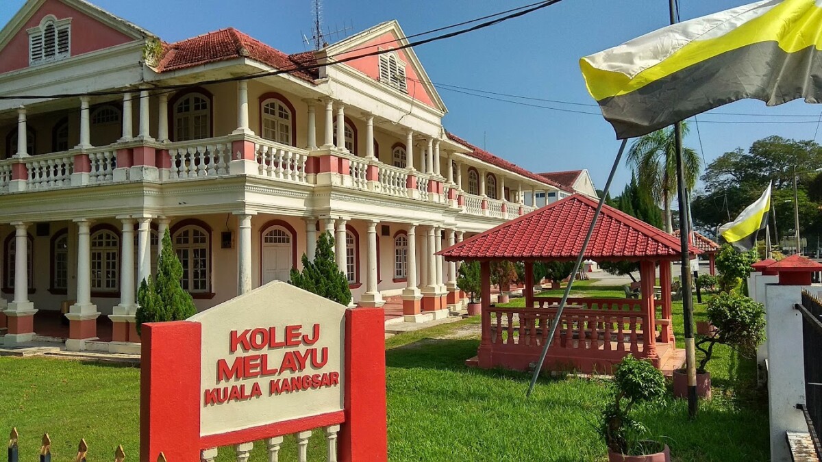 Bangunan kolonial yang masih dijaga dengan baik membuatkan sekolah sangat unik