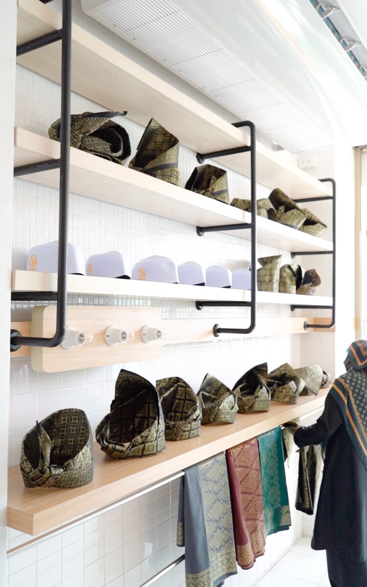 Pemakaian kepala tradisional seperti tanjak atau tengkolok pun dijual