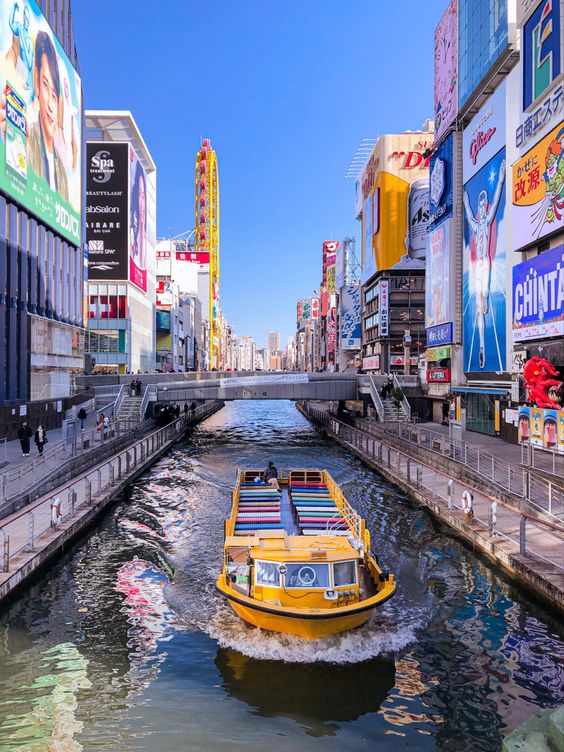 Terusan Dotonbori boleh dilihat dengan menaiki bot untuk nikmat bandar Osaka