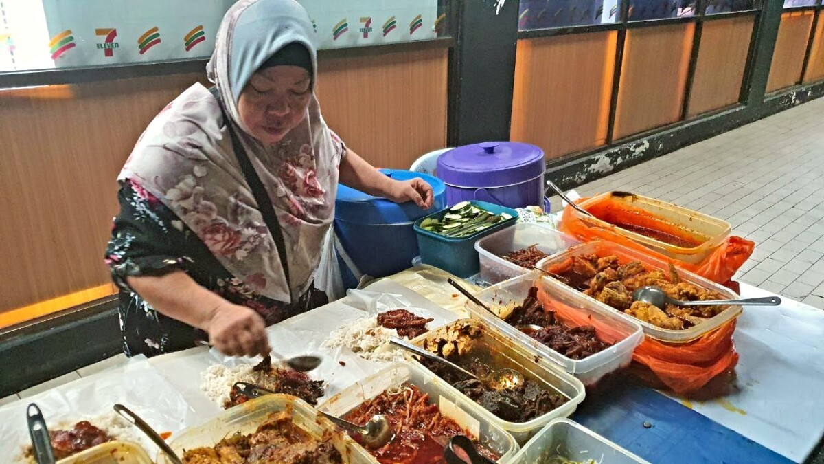 Ada pelbagai lauk untuk korang pilih sedap dipadan dengan nasi lemak!