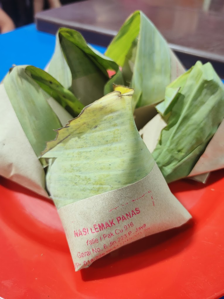 Bungkusan nasi lemak ada dakwat untuk tanda dari gerai mana