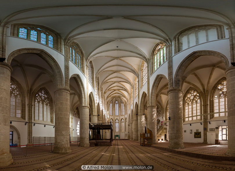 Masih mengekalkan ciri-ciri katedral memberi gambaran masa lalu kepada pengunjung