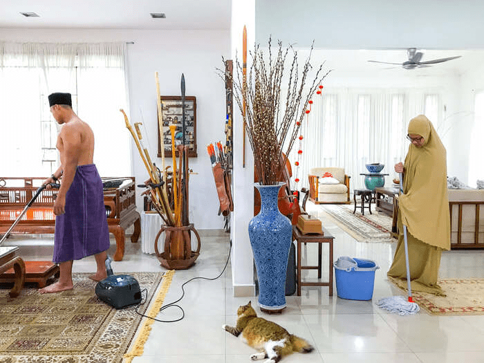 Ada yang masih sibuk kemas rumah sampai cat warna baru pun ada!