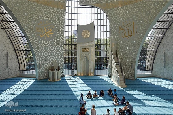 Bahagian dalamnya juga sangat menawan menghasilkan ruang solat menakjubkan