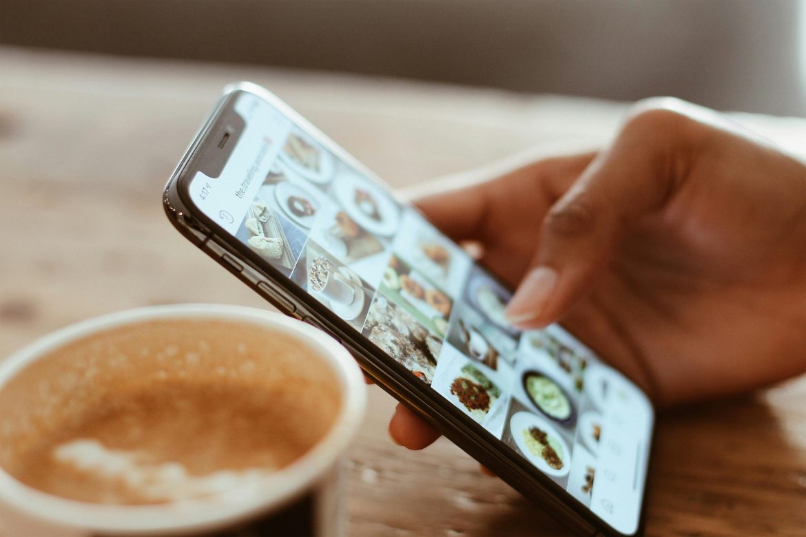 Orang Afrika Selatan menghabiskan masa sebanyak 9 jam 24 minute memandang skrin telefon