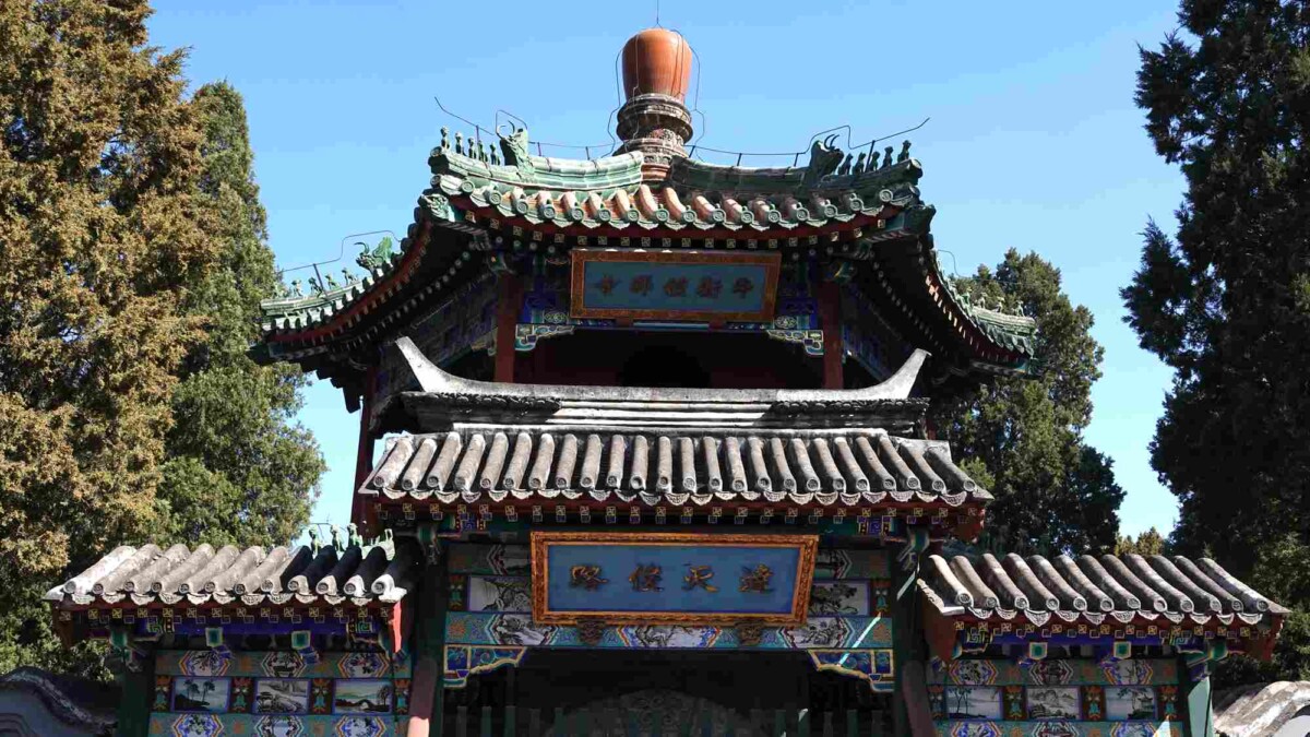 Gaya bangunan tradisional cina boleh dilihat di masjid ini