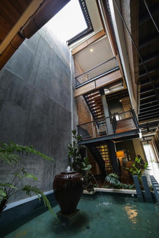 Penggunaan warna hitam membuatkan butik hotel ini sangat dramatik