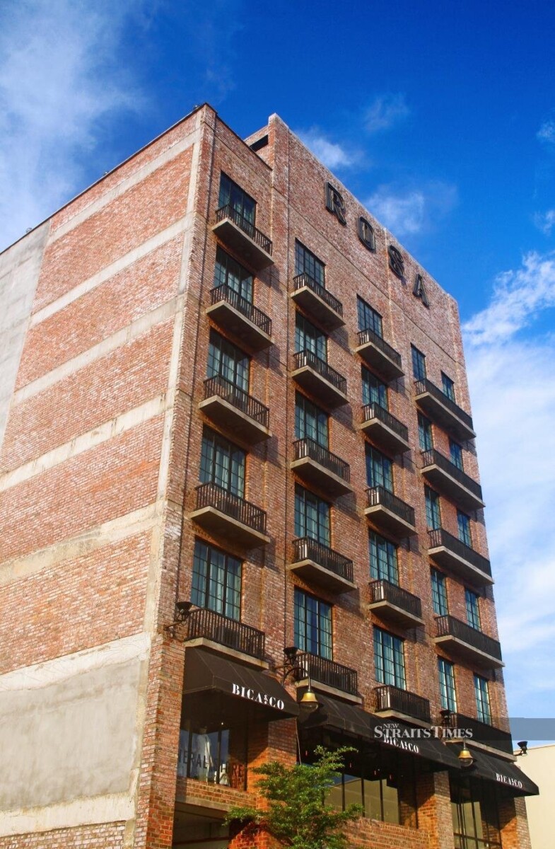 Warna batu bata merah menjadikkan hotel ni sangat megah