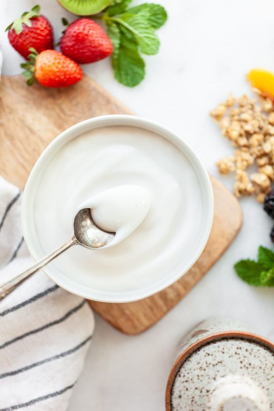 Diperbuat daripada susu memberikan rasa masam dan berkrim sesuai untuk dipadankan dengan banyak bahan